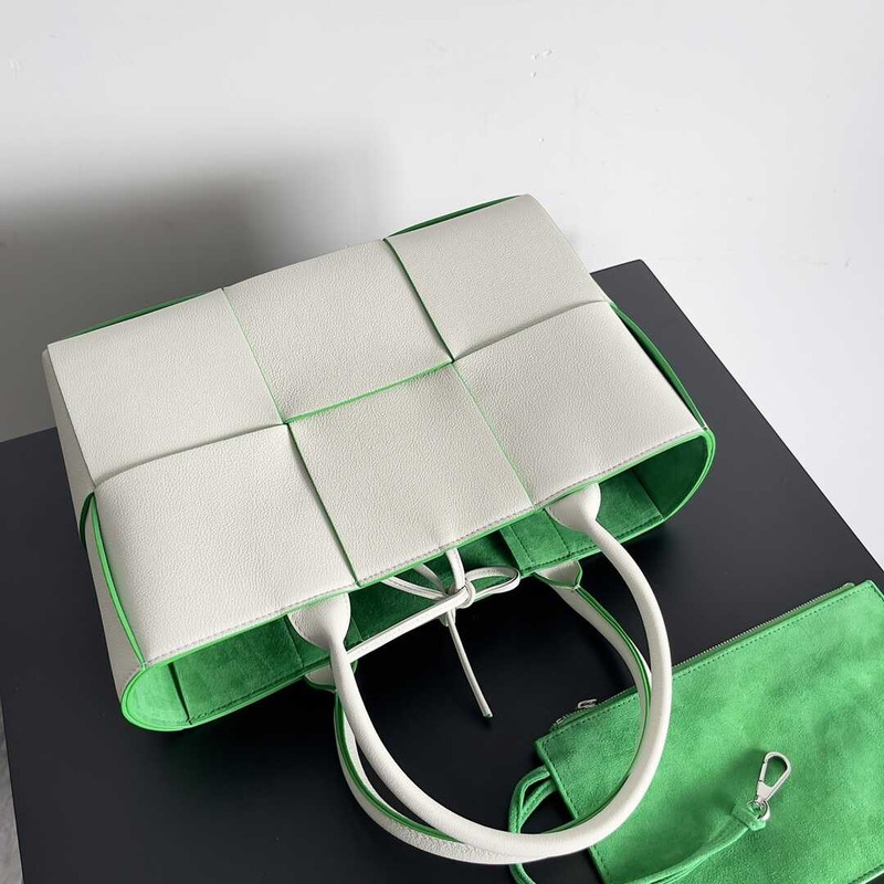 Bo*te*ga ve*ne*ta arco calfskin leather tote bag white