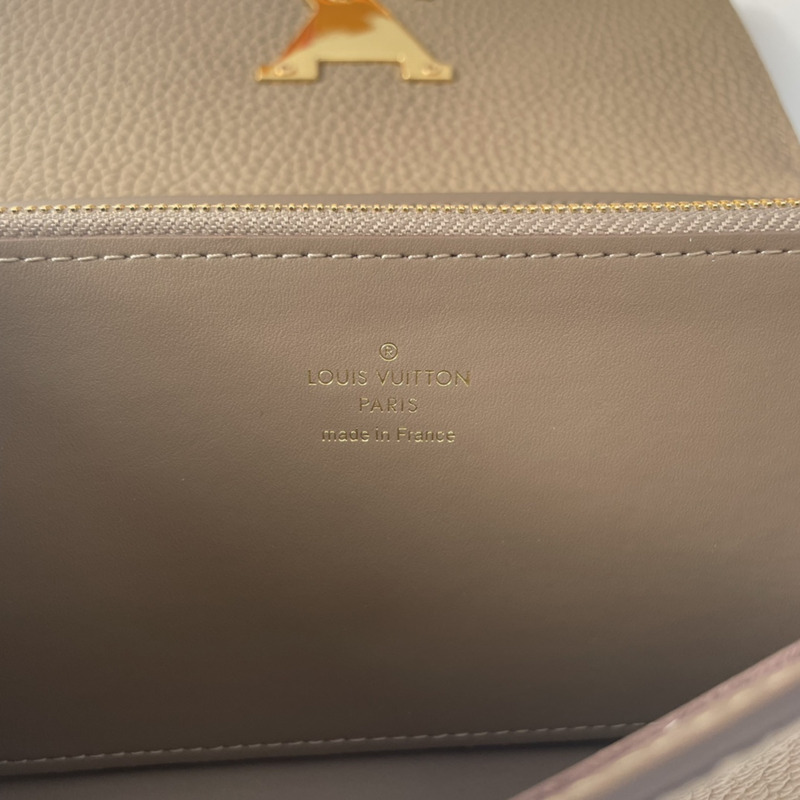 l**is V*t*n taurillon capucines wallet galet beige